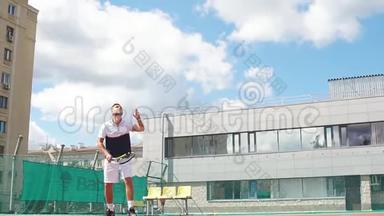 球拍和球在露天场地上的英俊网球运动员返回发球区。