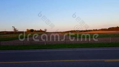 日落时美丽的乡村农田，带照相机。 黄昏时风景秀丽的乡村农场