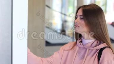 一位女士在快餐店用电子菜单在触摸屏终端点菜