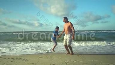 年轻的父亲和他的儿子在海滩上骑马。 阳光灿烂. 爸爸和儿子都很高兴。 信托关系