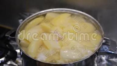 土豆片在煤气炉上用锅煮