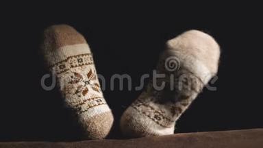 贴身的女人`的<strong>大腿</strong>和跳舞的腿在温暖的针织羊毛袜子与装饰。