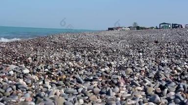 看海和岩石海岸，有海卵石。 海水清澈见底. 岩石海岸上的海浪。