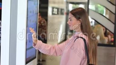 一位女士在快餐店用电子菜单在触摸屏<strong>终端</strong>点菜