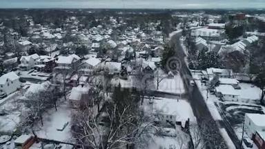 在寒冷的<strong>冬日</strong>，一个被雪覆盖的<strong>小镇</strong>的空中景色