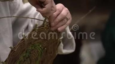 贴身匠人穿乡服制作柳条花篮的细枝.. 农村传统手工编织技术
