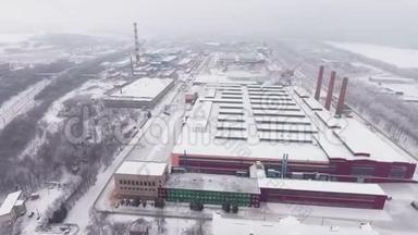 大风雪下的空中全景炼油厂综合体