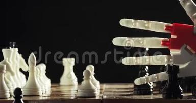 机器人手假体正在黑色背景上用人手下棋。