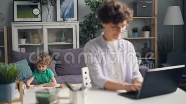 小孩子在画画，而母亲是一个自由职业者，在桌上用手提电脑打字