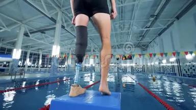 训练时戴仿生假肢的人，残疾人运动员。