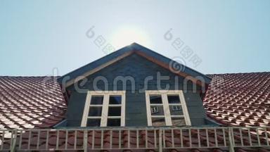 <strong>屋</strong>顶上的窗台郁郁葱葱。德国传统私宅的典型建筑
