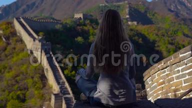 一位年轻女子坐在<strong>中国</strong>长城上沉思的慢镜头。 塔拉维尔的<strong>中国</strong>概念