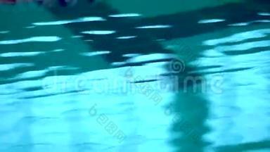 在游泳池里，在深水上<strong>掀起</strong>波浪。