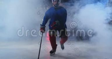 男子冰球运动员在冰场上打冰球时，运球直接移动到镜头前，直视对方