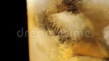 老式鸡尾酒。 冰块在鸡尾酒中移动和旋转，从糖、安戈斯图拉、冰块和波旁威士忌到岩石玻璃中