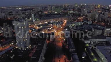 夜间基辅和卡普塔尔市的汽车交通，春季时间Drone4K航班