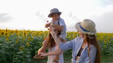 孩子们在<strong>户外散步</strong>的时候喜欢吃棒棒糖，向日葵戴着草帽一起在<strong>户外散步</strong>