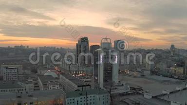 基辅市日落，乌尔坎4K Drone航班的起居室和公寓大厦