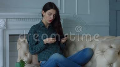 令人惊叹的女人在家里躺着数码平板电脑
