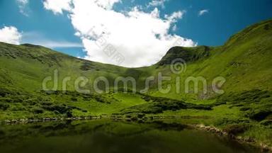 喀尔巴阡山自然景观优美自然的时间推移。 喀尔巴阡山脉上的湖泊时间推移视频