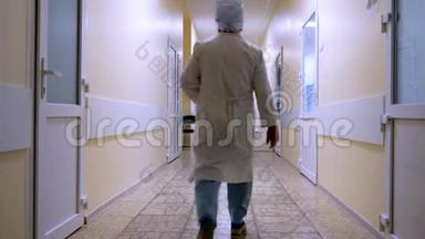 成年男医生正经过医院大厅。 医院大厅的景色。 空诊室走廊与医生.. 私营