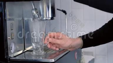专业咖啡师从饮水机、手特写为爱尔兰咖啡<strong>倒热水</strong>。