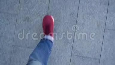 三合一视频。 在人行道上漫步的男女双腿的俯视图
