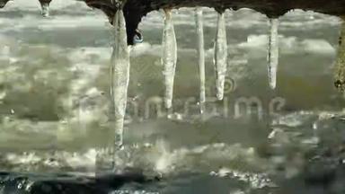 <strong>冰</strong>柱在冬天给莫拉瓦河注入<strong>冰封</strong>的魔法和神奇的白色，时间流逝，悬挂在悬垂中，向下流淌