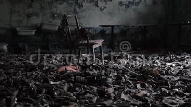 乌克兰普里皮亚特切尔诺贝利废弃大楼数百个旧防毒面具的椅子