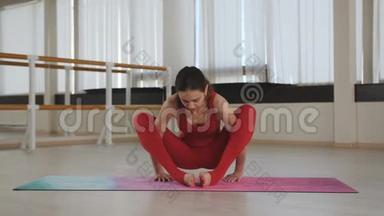 漂亮的运动型女人在室内做瑜伽<strong>练习</strong>。 健身房伸展<strong>练习</strong>