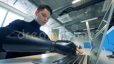 人类`在笔记本电脑上打字的假肢。 机器人<strong>机械臂</strong>概念。