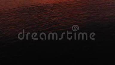 日落于<strong>海面</strong>。 鸟瞰：日落于<strong>海面</strong>，背景是红色的天空和岛屿。 在大海上飞翔