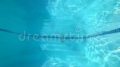 在水下游泳，女孩跳进游泳池，睁开眼睛漂浮在纯净的水中