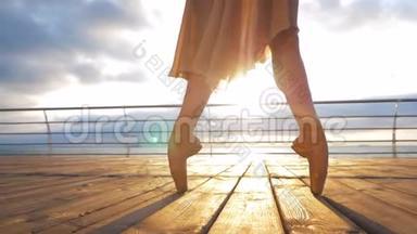 接近一个芭蕾舞演员的脚，当她<strong>练习</strong>在近海的堤岸上的尖角<strong>练习</strong>，日出的背景。