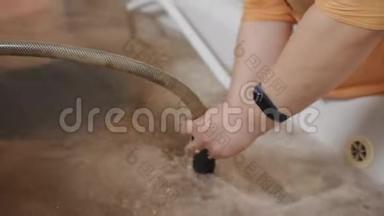 女医生Spa在一个特殊的浴缸里制造水上米切。