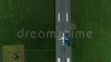 飞机起飞时在机场跑道上的鸟瞰图。 顶部视图
