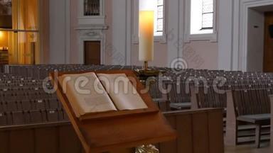 在一个空荡荡的<strong>天主教堂</strong>里。 为教会成员和牧师`祈祷书的木桶。