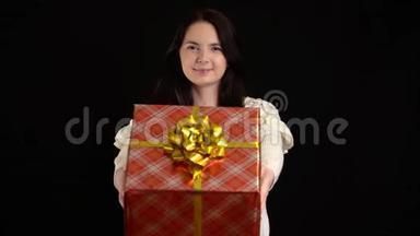 年轻女子在黑色背景上赠送礼品盒.. 圣诞快乐，带白色丝带的礼品盒