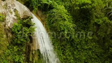 绿色森林中美丽的<strong>瀑布</strong>，俯视<strong>风景</strong>。 热带伊南巴坎<strong>瀑布</strong>在山区丛林，菲律宾，宿务。 <strong>瀑布</strong>