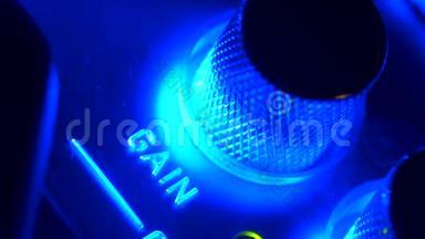 放大器声音控制面板上闪烁蓝光的闭合转动按钮增益