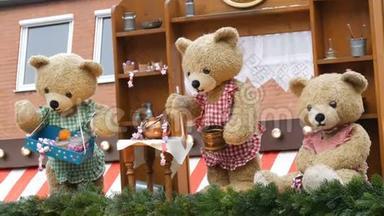 从一个儿童<strong>童话</strong>故事`三只熊在儿童圣诞市场的一个小亭的<strong>屋</strong>顶上移动娃娃`场景。