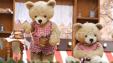 从一个儿童<strong>童话故事</strong>`三只熊在儿童圣诞市场的一个小亭的屋顶上移动娃娃`场景。