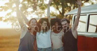一位非洲魅力四射的年轻女士和她的朋友们在野餐时站起来，直视镜头微笑着
