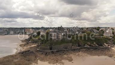 <strong>夏季</strong>，在灰色多云的<strong>天</strong>空下，灰色的欧洲老城市在沙河边的美丽鸟瞰。 行动