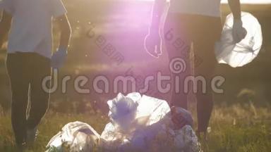 义工队家属捡垃圾塑料用垃圾袋清理园区.. 团队合作与生态