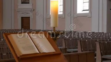 在一个空荡荡的天主教堂里。 为教会成员和牧师`祈祷书的木桶。