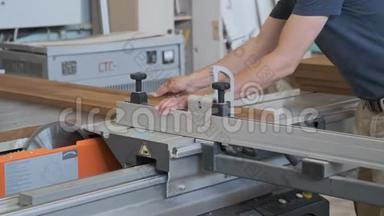 基辅大学，30-05-2019年。 男木匠在车间圆机上工作，工人在一件家具上切木板..