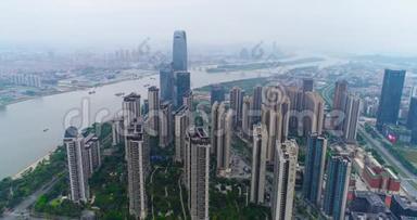 乘坐无人机飞越中国大城市瓜州上空，飞越江边的高楼大厦