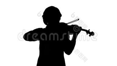 小提琴手在一间白色的工作室里演奏小提琴. 白色背景。 剪影。 慢动作