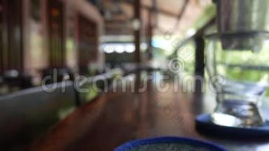 顾客喝冰茶时，在咖啡厅用越南传统的phin<strong>过滤</strong>器冲泡黑咖啡。 咖啡点滴